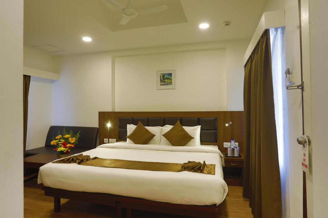 Hotel Panchavady ทิรูวัลละ ภายนอก รูปภาพ
