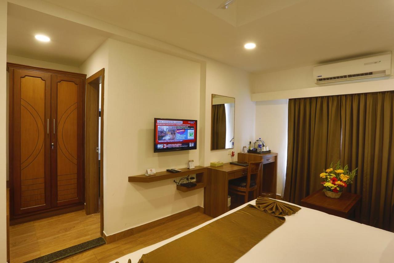 Hotel Panchavady ทิรูวัลละ ภายนอก รูปภาพ