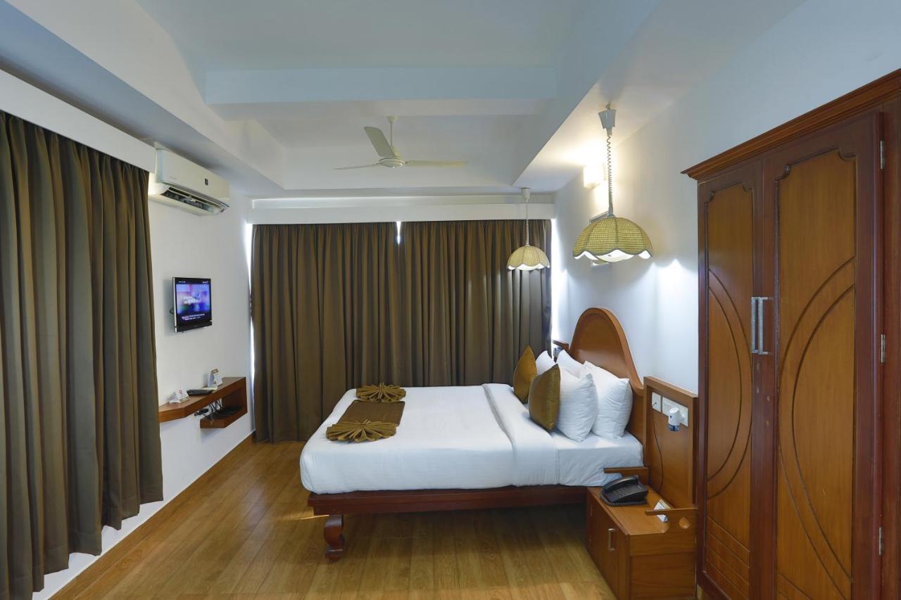 Hotel Panchavady ทิรูวัลละ ภายนอก รูปภาพ