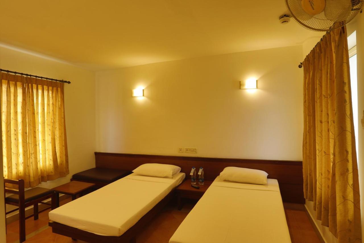 Hotel Panchavady ทิรูวัลละ ภายนอก รูปภาพ