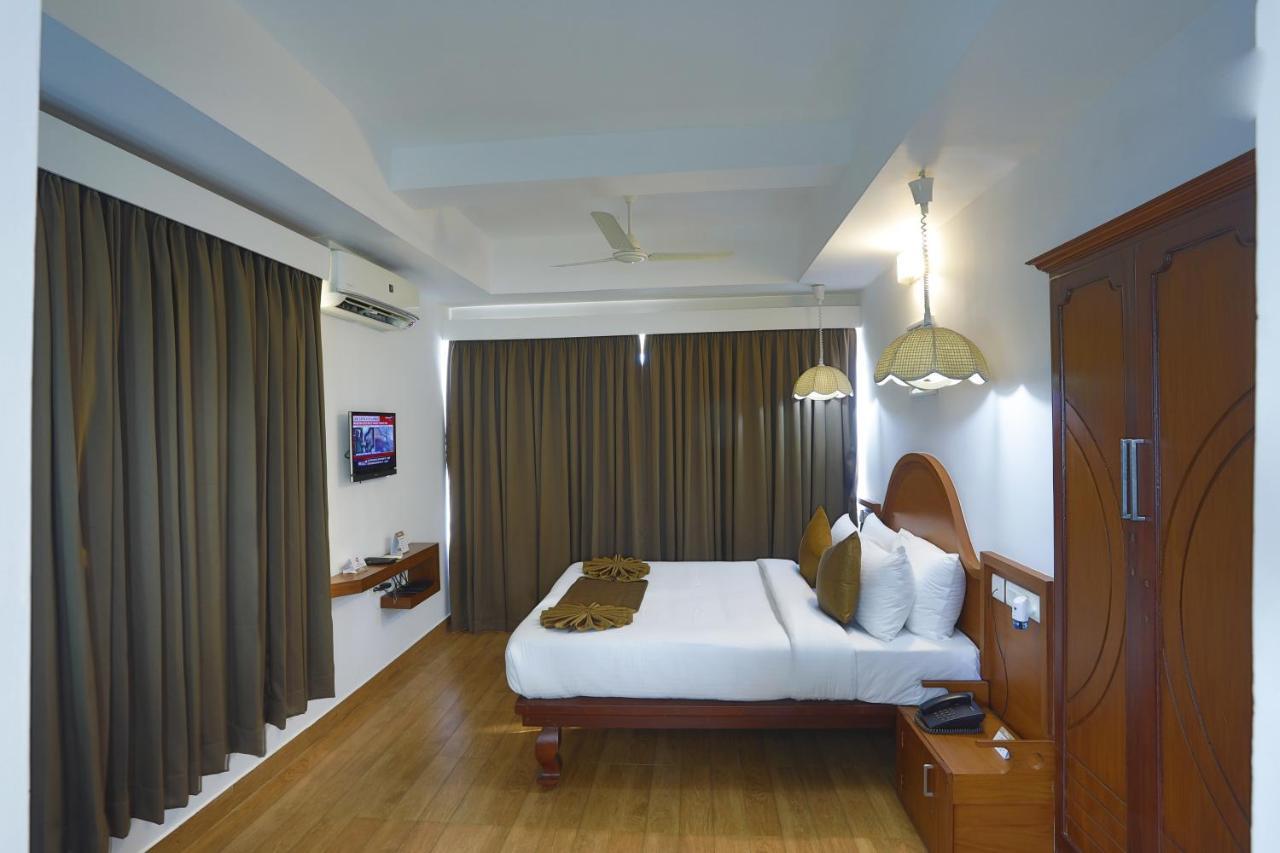 Hotel Panchavady ทิรูวัลละ ภายนอก รูปภาพ